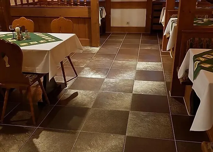 Zum Loewen 3* 토트무스